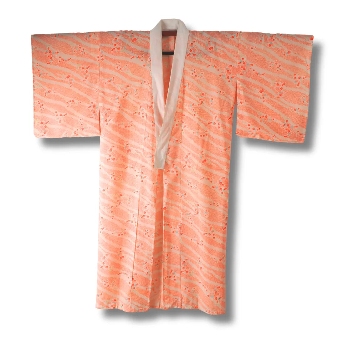 Vintage Nagajuban in Korallfarben mit floralem Muster Vorderansicht