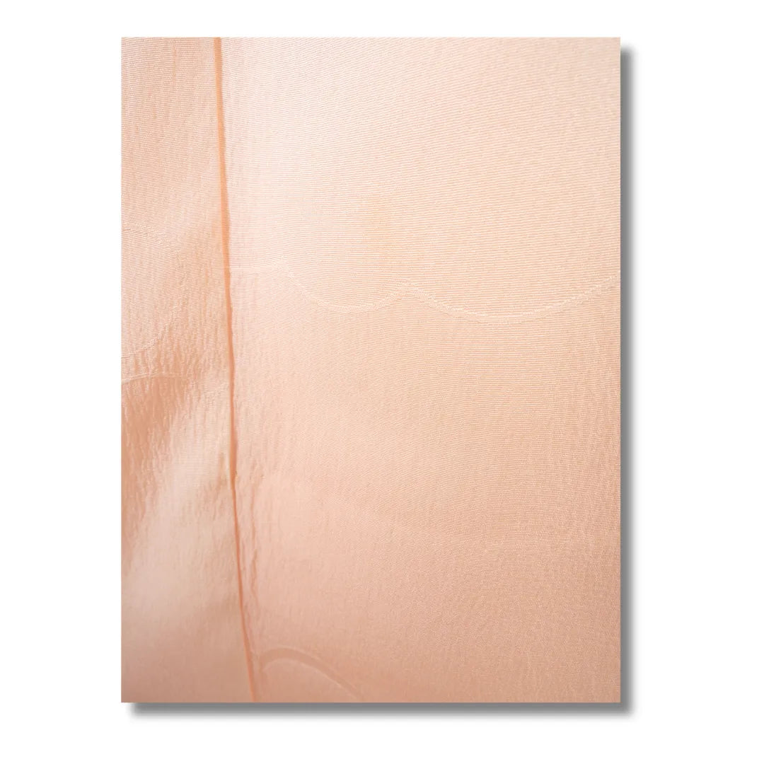 Eingewebtes traditionelles Wolkenmuster im rosa Stoff