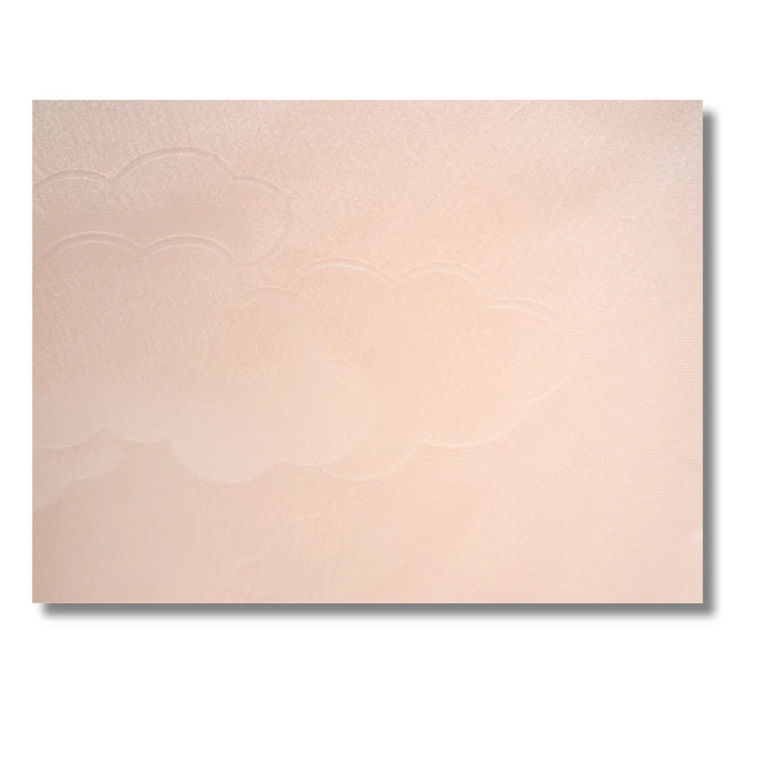 Detailansicht des rosa Stoffes mit Wolkenmotiv