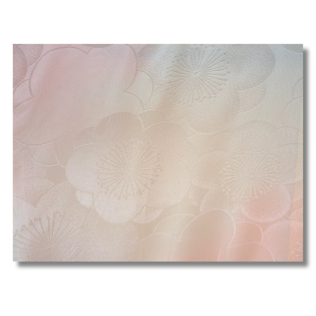 Detailaufnahme des Stoffes mit Blumenmuster in Rosa-Creme