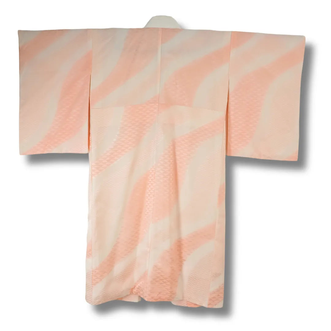 Rückansicht des Vintage Juban mit rosa Wellen- und Dreiecksmuster