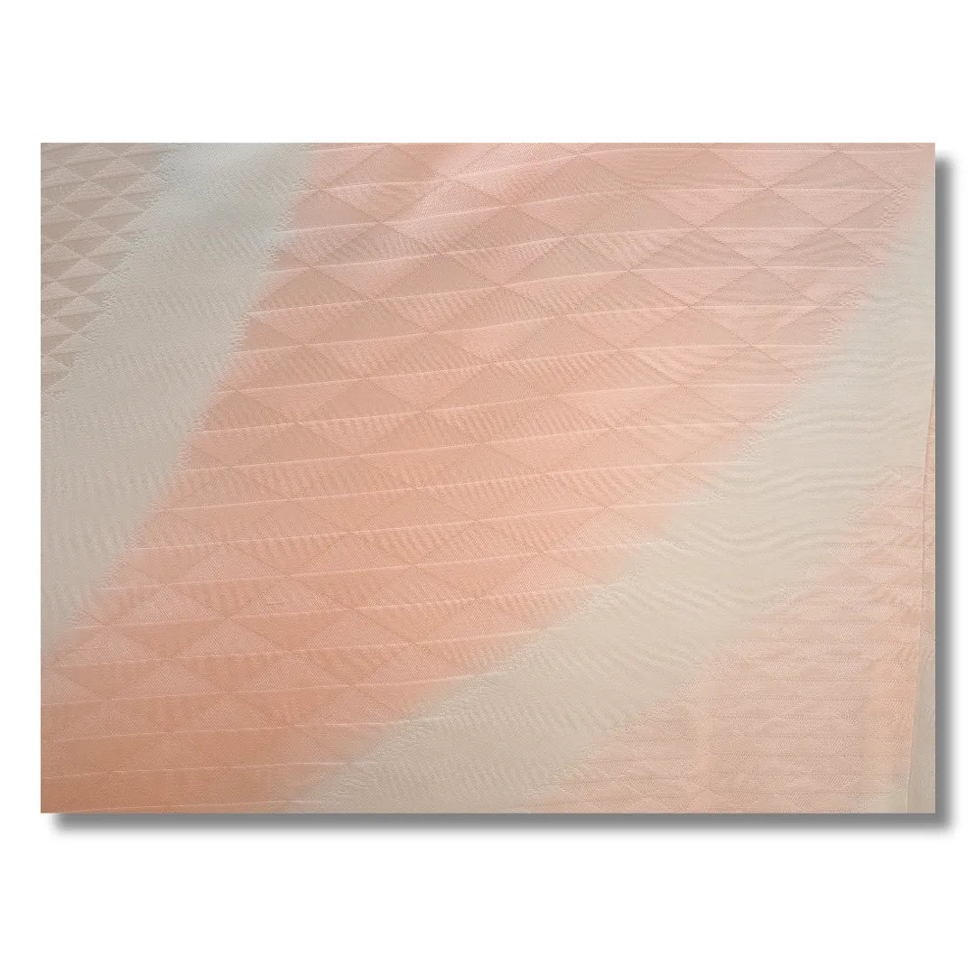 Detailaufnahme des geometrischen Rautenmusters im Stoff