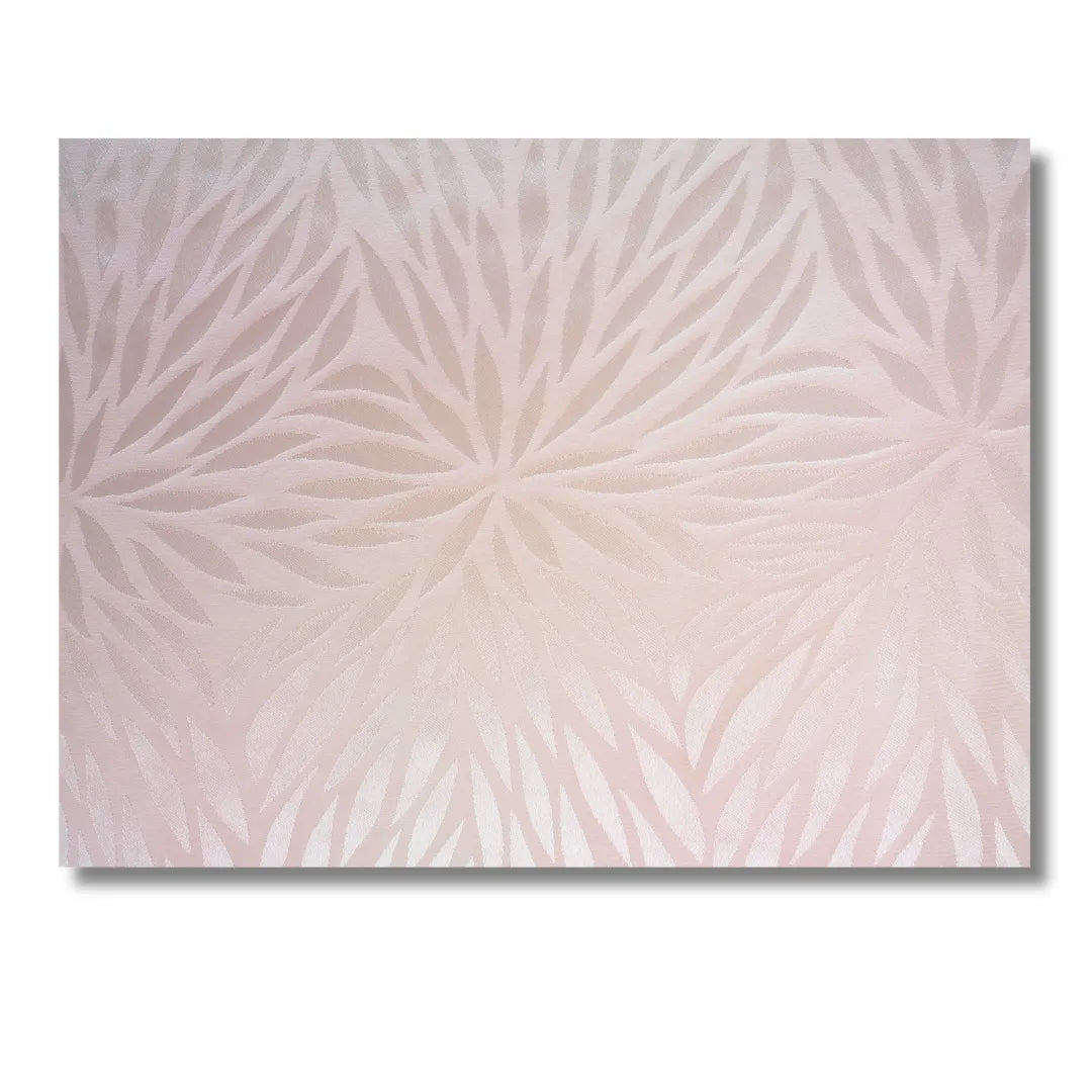 Stoffdetail mit feinem Blättermuster in Rosa