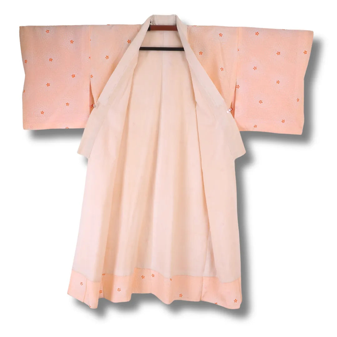 Vorderseite des japanischen Naga Juban in Pastellrosa, geöffnet