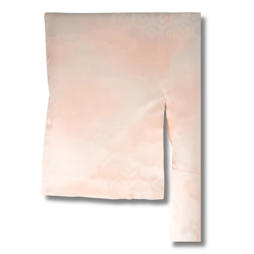 Seitenansicht des Ärmels des rosa Juban mit Wolkenmuster