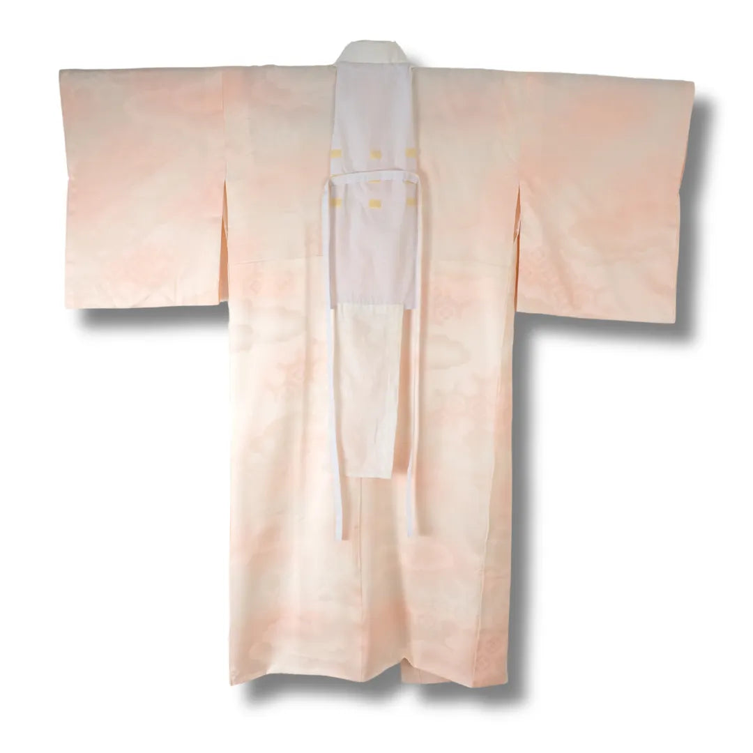 Rückansicht des Juban in Rosa mit Wolkenmuster