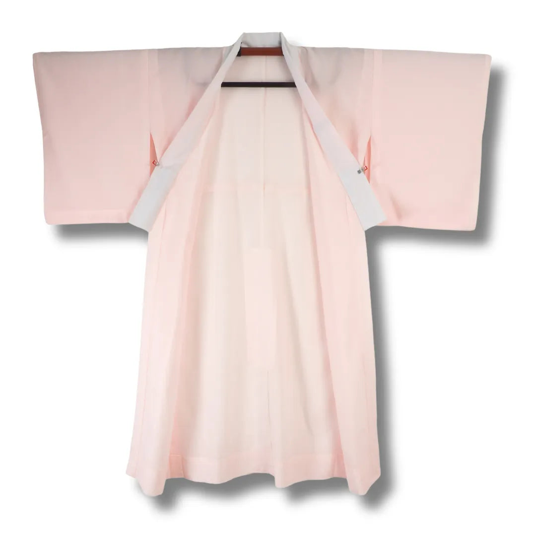 Vorderseite des traditionellen rosa Juban mit geometrischem Muster, geöffnet