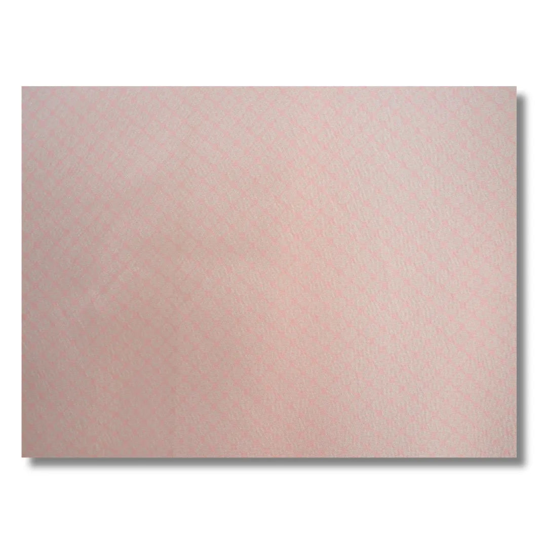 Detailaufnahme des weißen Viereckmusters auf rosa Stoff