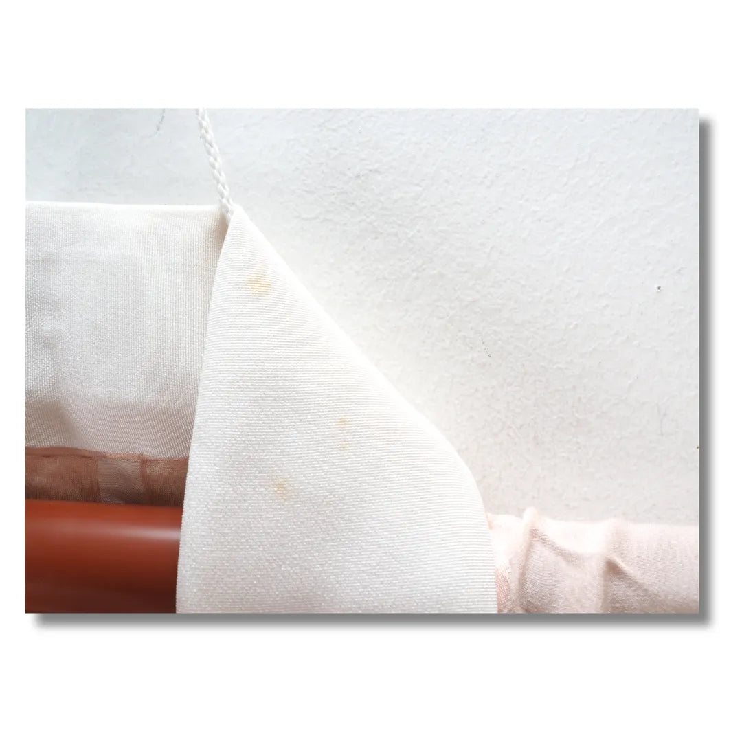 Detailaufnahme des weißen Kragens mit kleinen Flecken