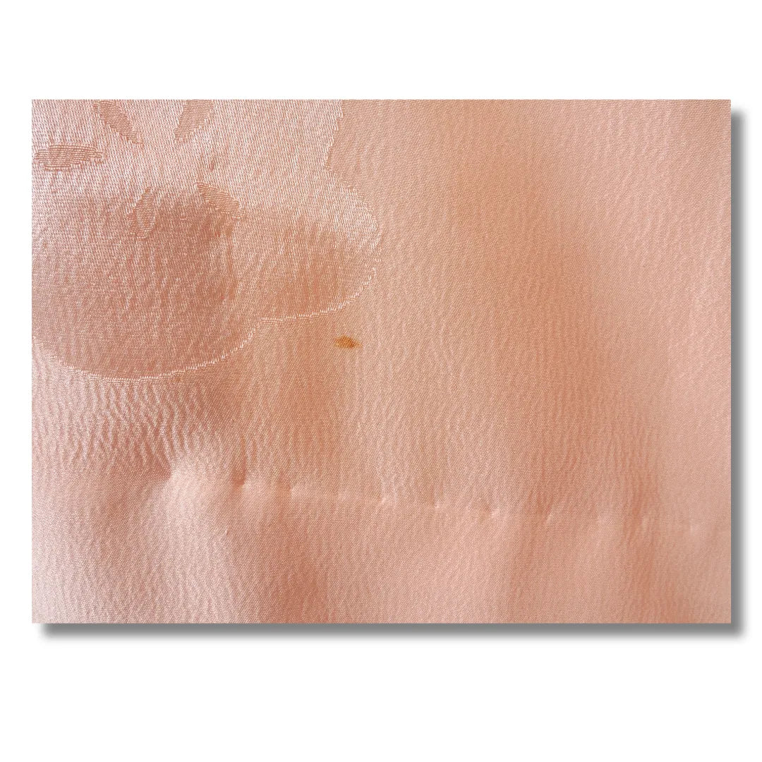 Kleine Flecken auf der Vorderseite des rosa Juban