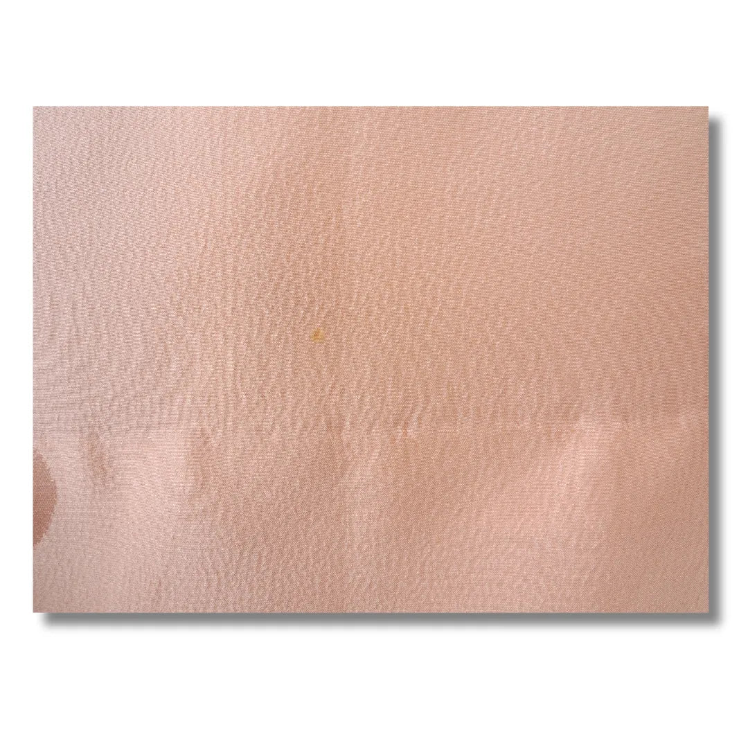 Stoffdetail mit feiner Struktur und rosa Blumenmuster