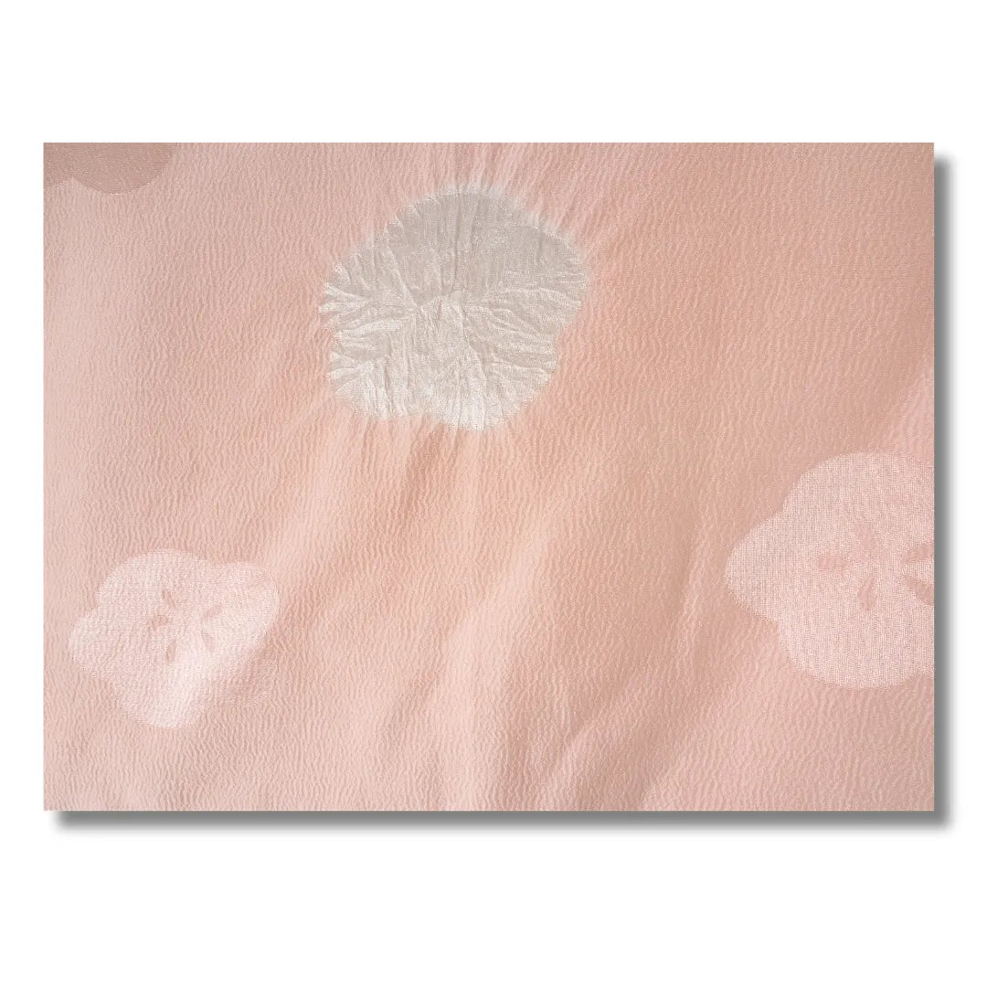 Weißes Blumenmotiv auf rosa Stoff des Vintage Nagajuban
