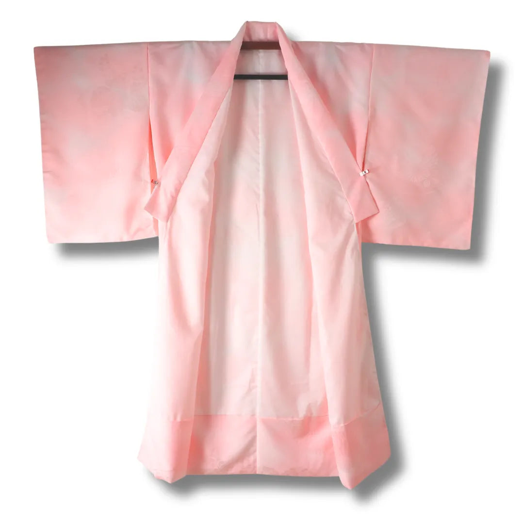Vorderseite des japanischen Nagajuban in Rosa, geöffnet