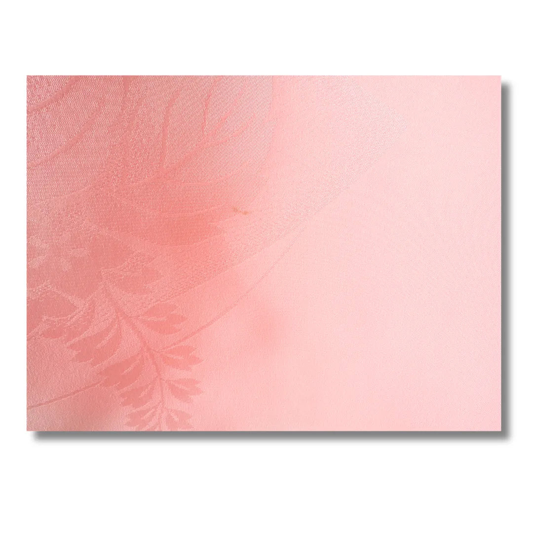 Blumenmuster auf rosa Juban