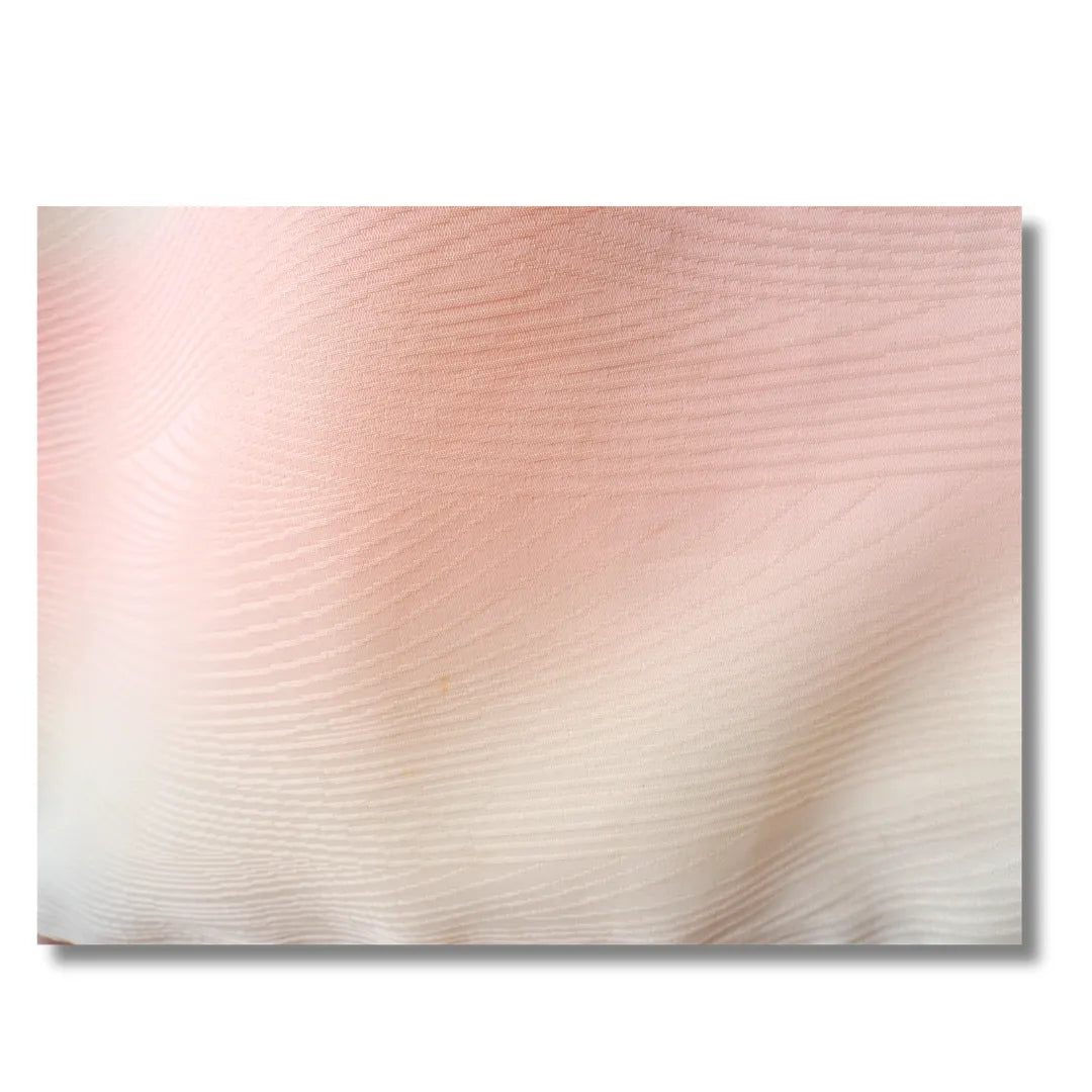 Stoffdetail mit rosa Farbverlauf und Streifenstruktur