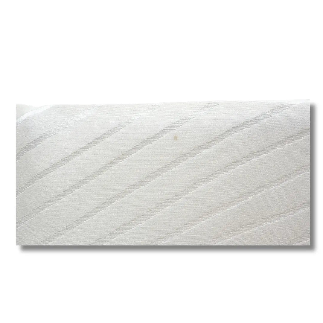 Detailaufnahme des Stoffmusters mit diagonalen Streifen