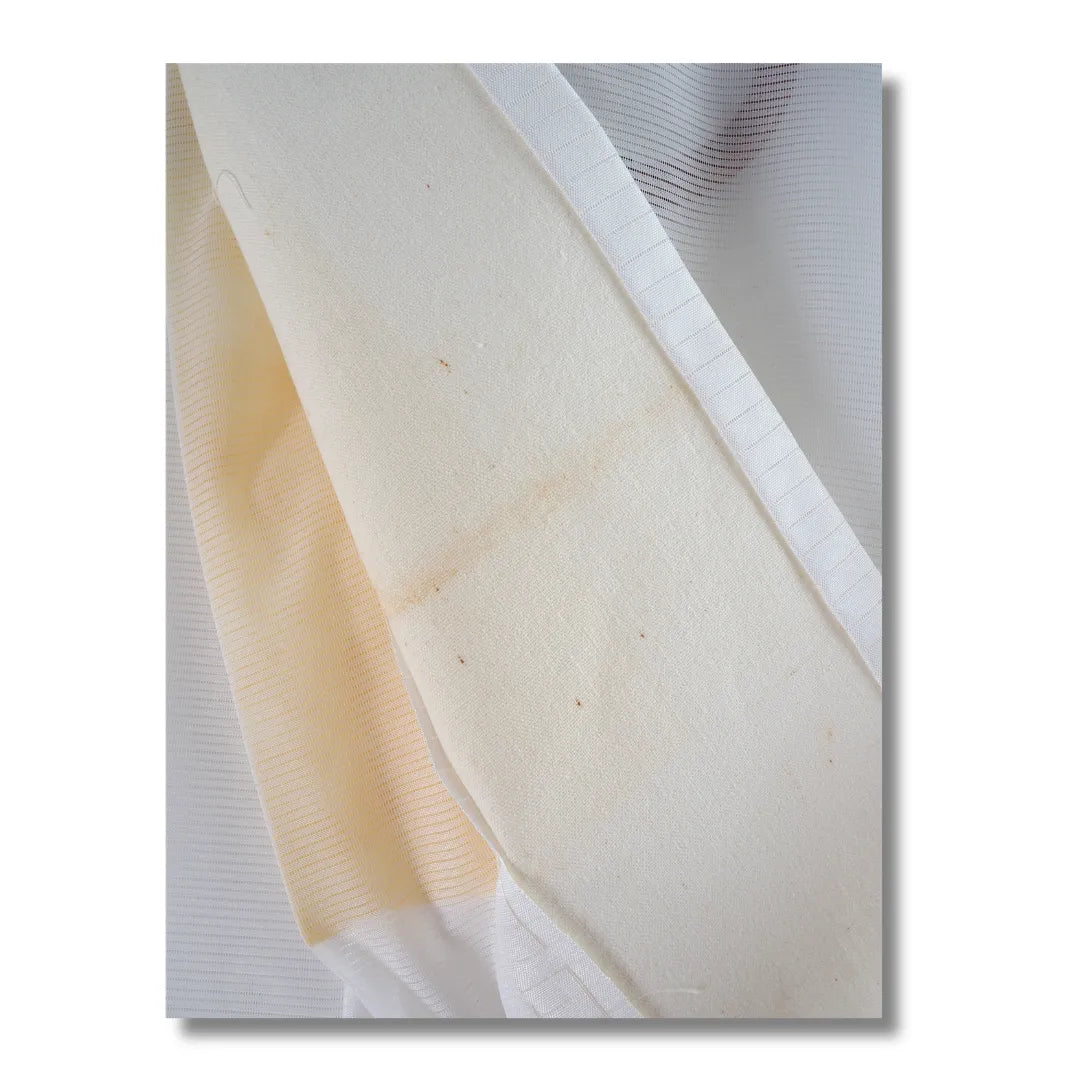 Detailaufnahme des Kragens mit Flecken auf der Innenseite