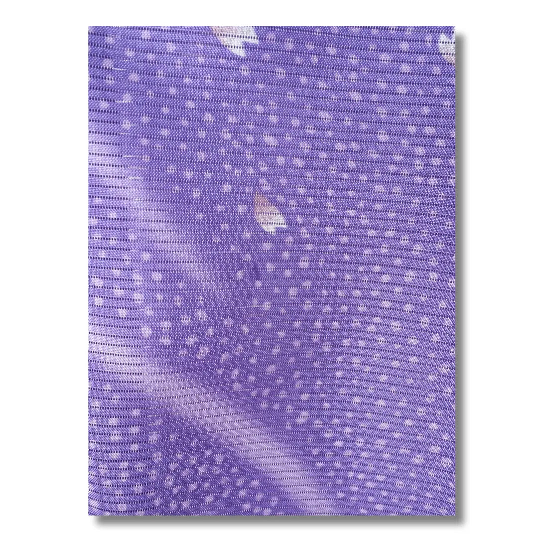 Detailaufnahme des lilafarbenen Stoffes mit Muster