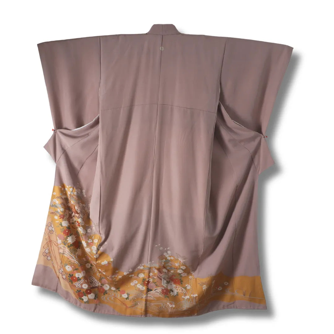 Rückseite (aufgeklappt) des Kimono mit elegantem floralem Goldmuster