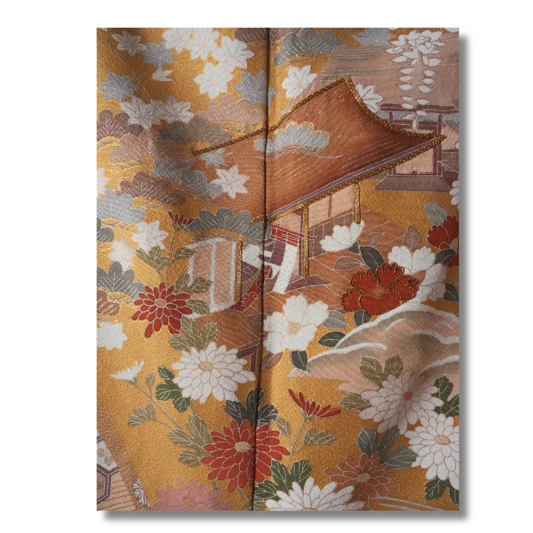 Detailaufnahme der traditionellen Landschafts- und Blumenmuster des Kimono