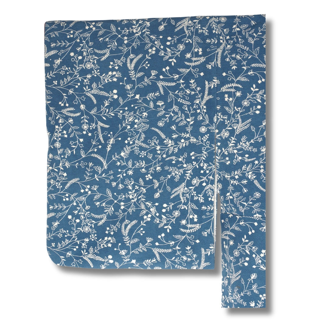Ärmel eines blauen Kimono mit floralen Mustern