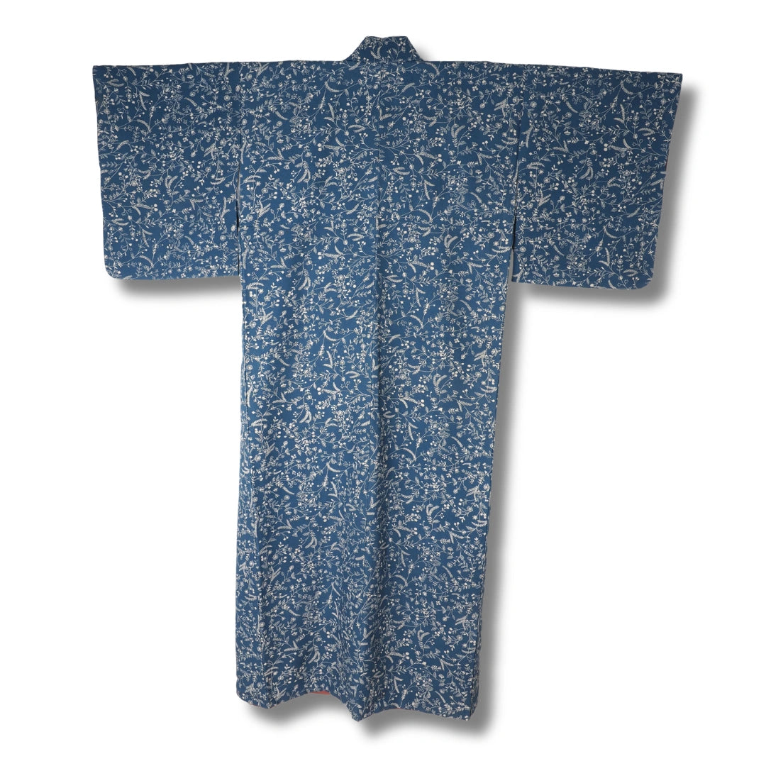 Rückseite eines blauen Kimono mit Blumenmuster