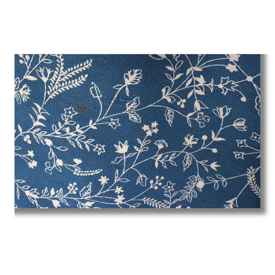 Detail eines floralen Musters auf blauem Kimono