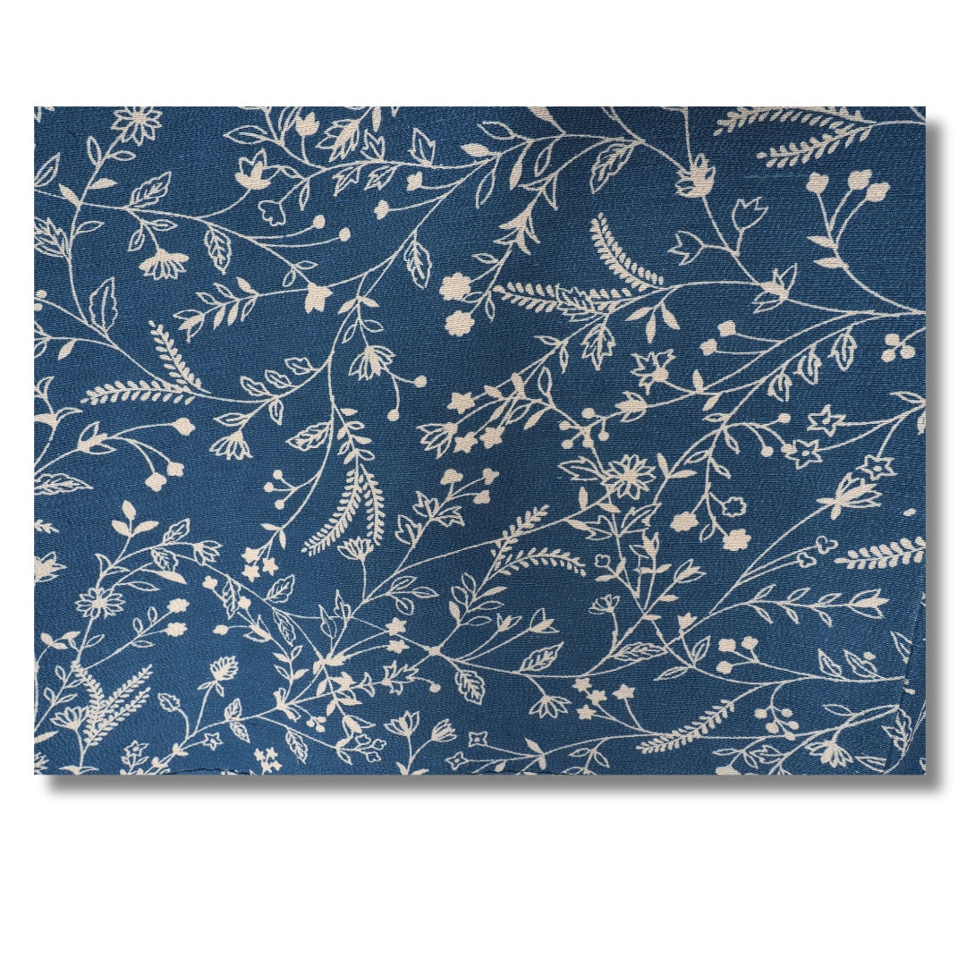 Nahaufnahme des floralen Musters auf blauem Kimono