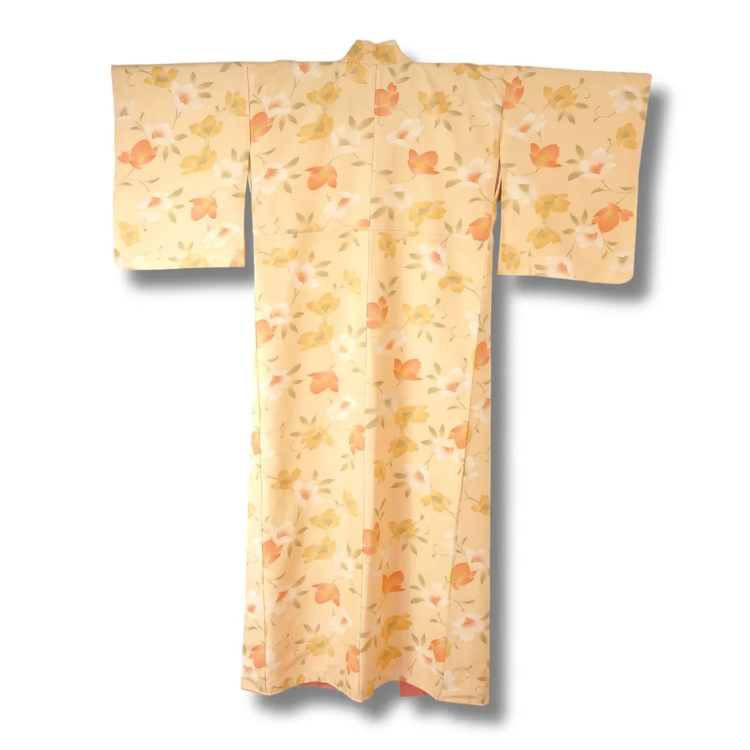 Rückansicht des Komon Kimono in Creme mit floralem Muster