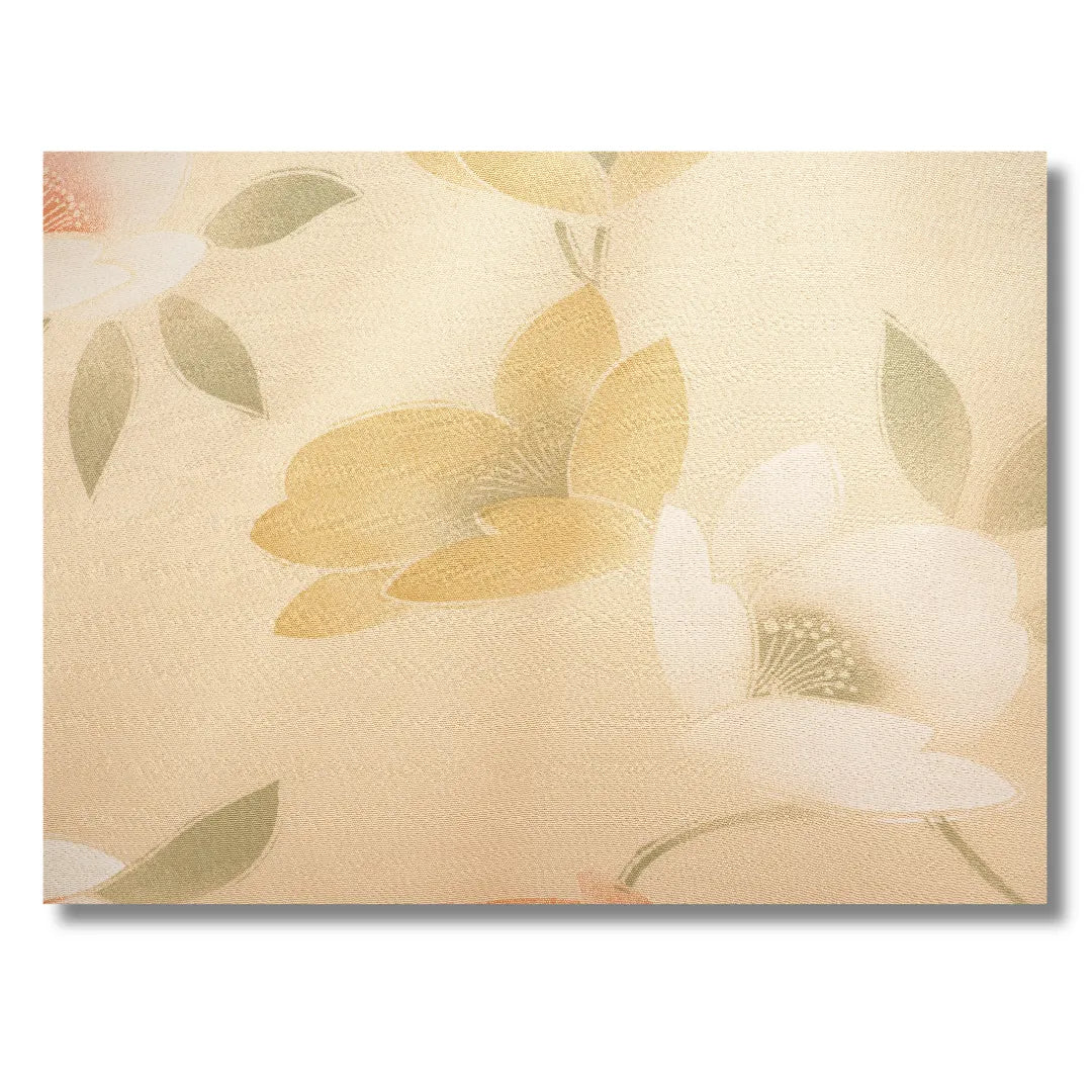 Detailaufnahme des Blumenmusters auf cremefarbenem Stoff