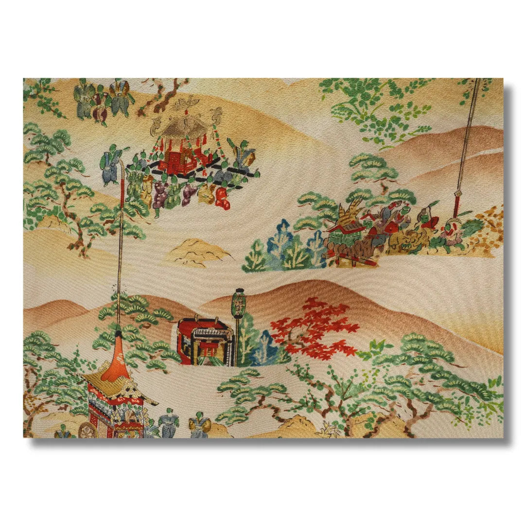Detailaufnahme des traditionellen Landschafts- und Menschenmusters auf dem Kimono
