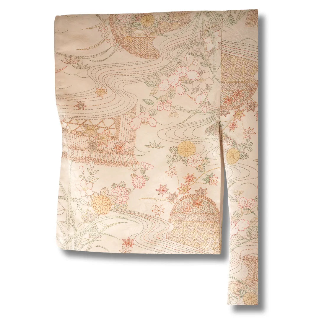 Detailaufnahme Kimono Stoff mit Blumenmuster in Creme