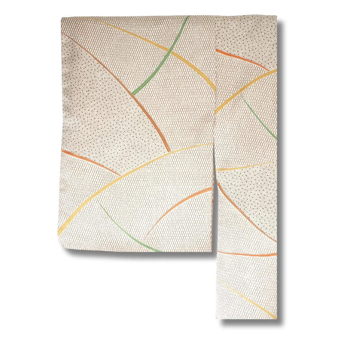 Detailaufnahme Kimono Stoff mit feinem abstraktem Muster in Creme