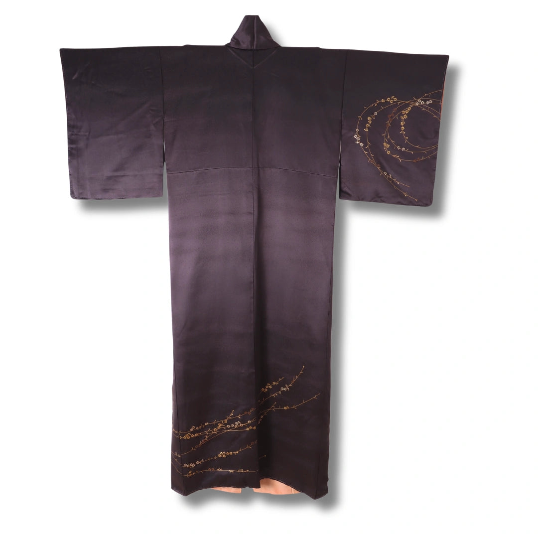 Rückseite eines dunkellila Homongi Kimono mit floralen Mustern