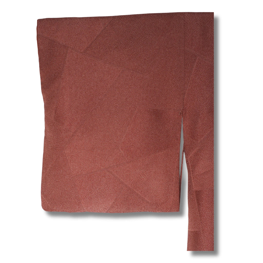 Ärmel eines dunkelroten Komon Kimono mit feinem Muster