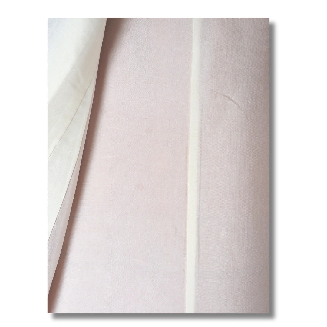 Detailaufnahme des Stoffes eines altrosa Kimono
