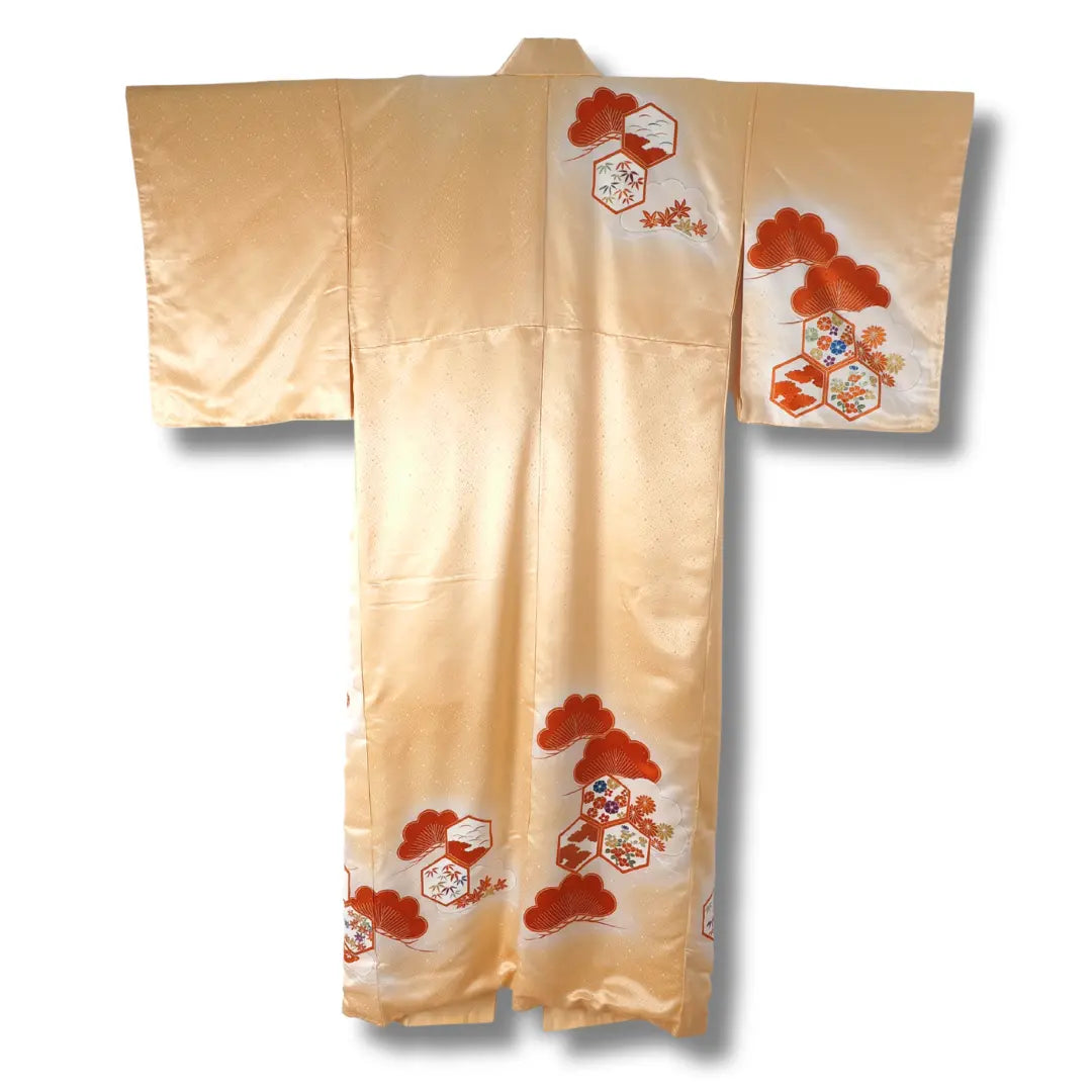 Rückseite eines goldenen Kimono mit orangefarbenem Muster