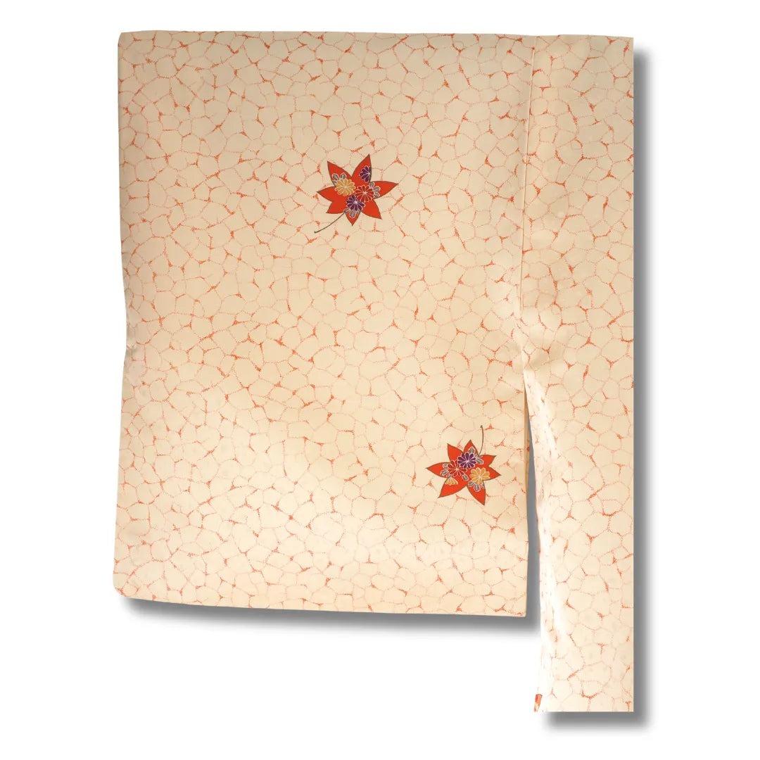 Detailaufnahme vom Kimono-Ärmel mit Ahornblatt auf hellem Hintergrund