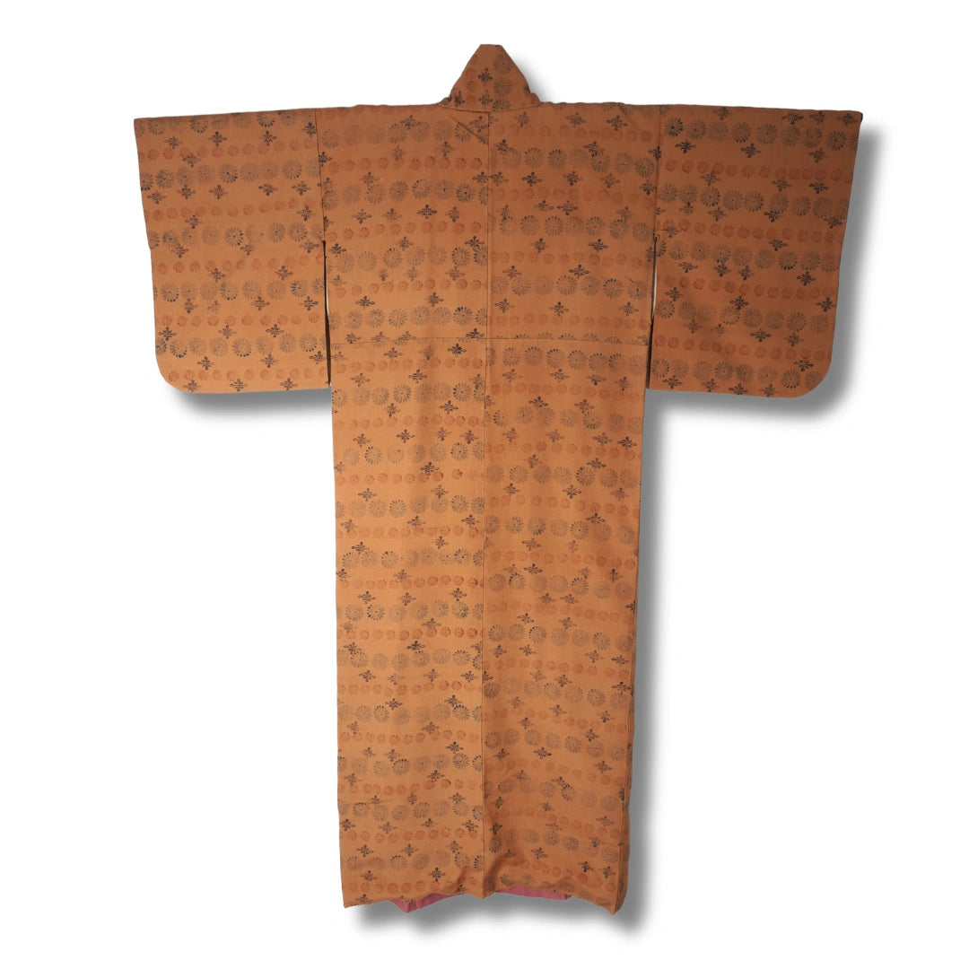 Rückseite eines hellbraunen Kimono mit Blumen
