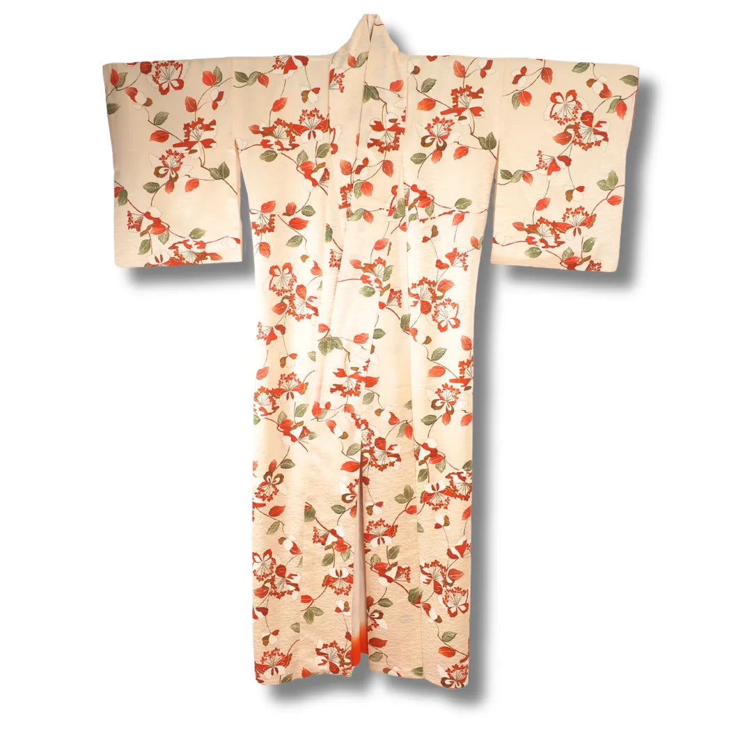 Vintage Komon Kimono hellcreme mit Blumen- und Schmetterlingsmuster Vorderansicht