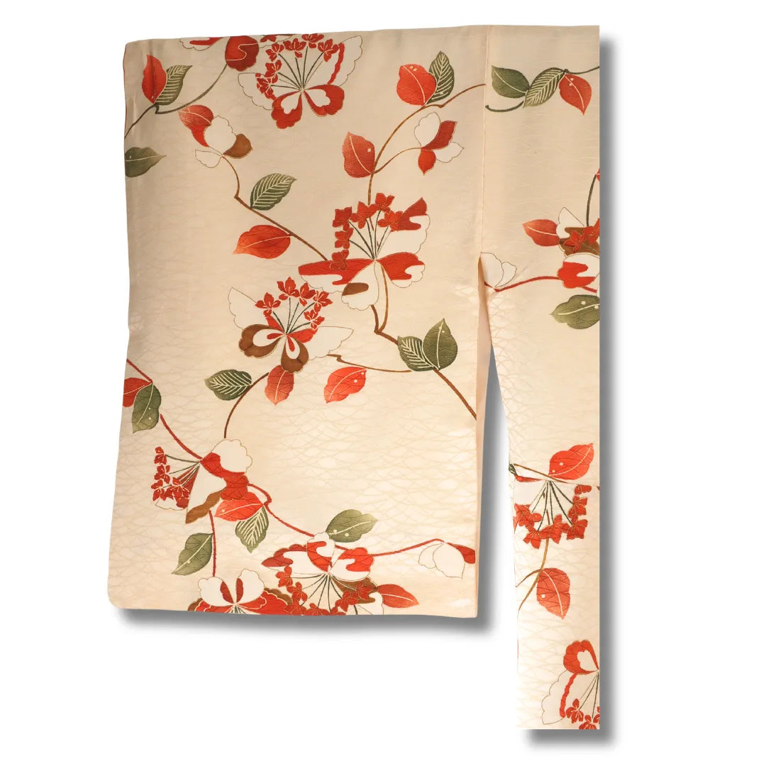 Detailaufnahme Kimono Stoff mit floralen Motiven und Schmetterlingen