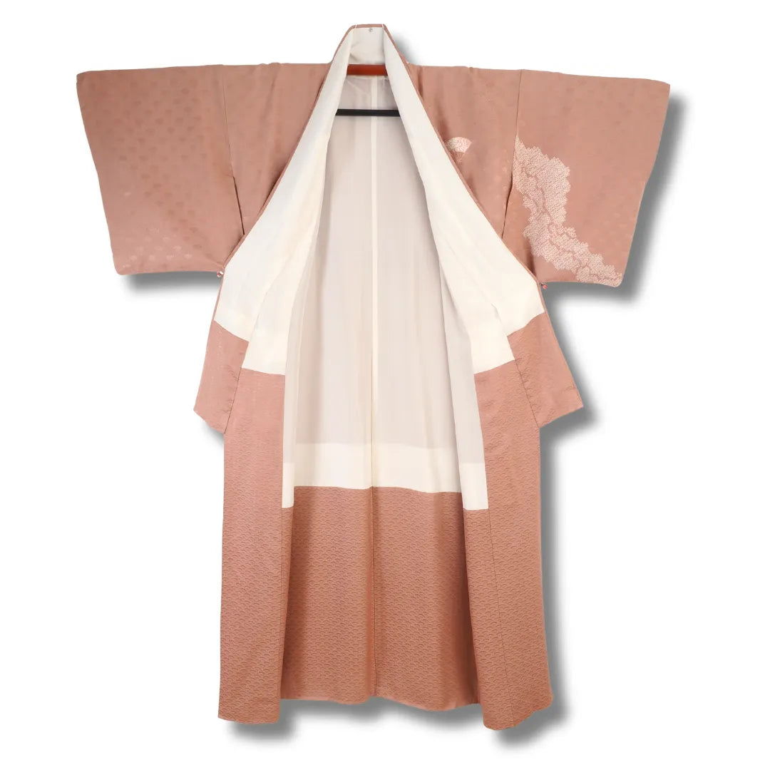 Vintage Homongi-Kimono geöffnet mit Blick auf das cremefarbene Innenfutter
