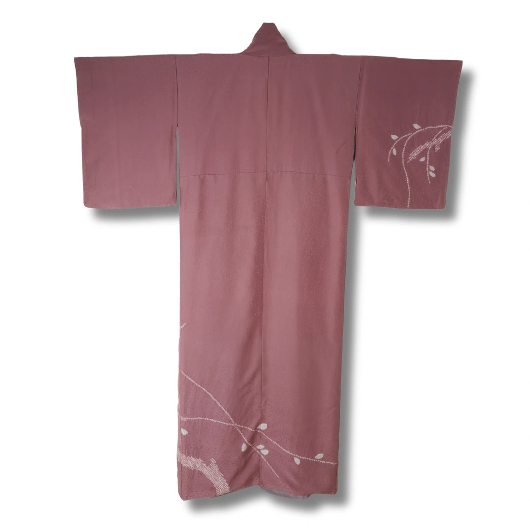 Rückseite eines helllila Homongi Kimono mit Shibori Muster