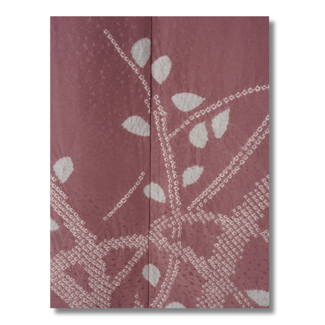 Detail des weißen Shibori Musters auf lilafarbenem Stoff