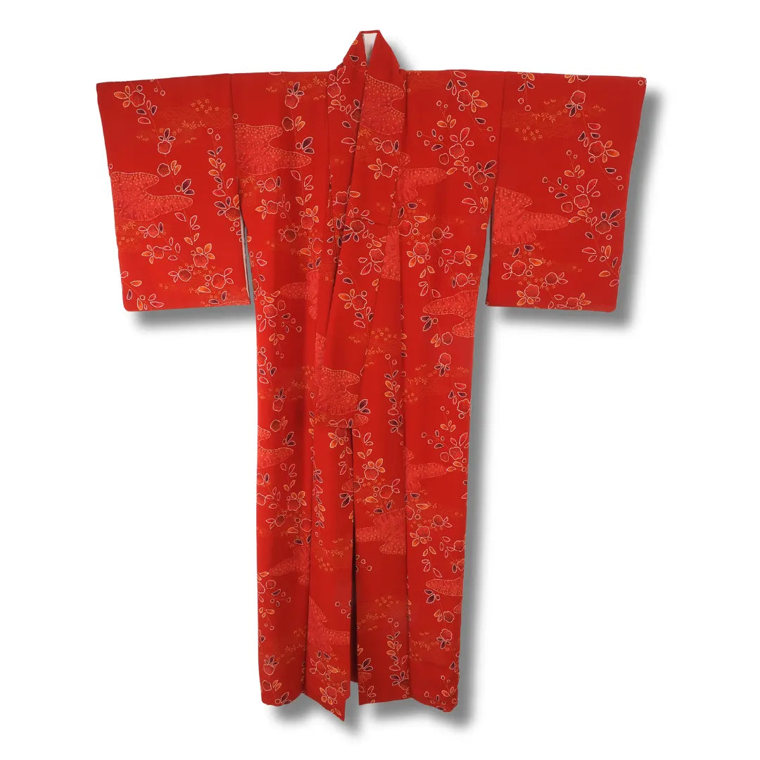 Vintage Damen Kimono in leuchtendem Rot mit großflächigem Ton-in-Ton-Blumenmuster, Frontansicht