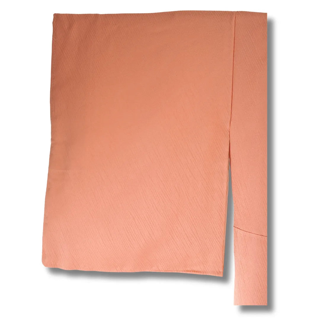 Detailaufnahme Stoff mit feinem Streifenmuster in Rosa