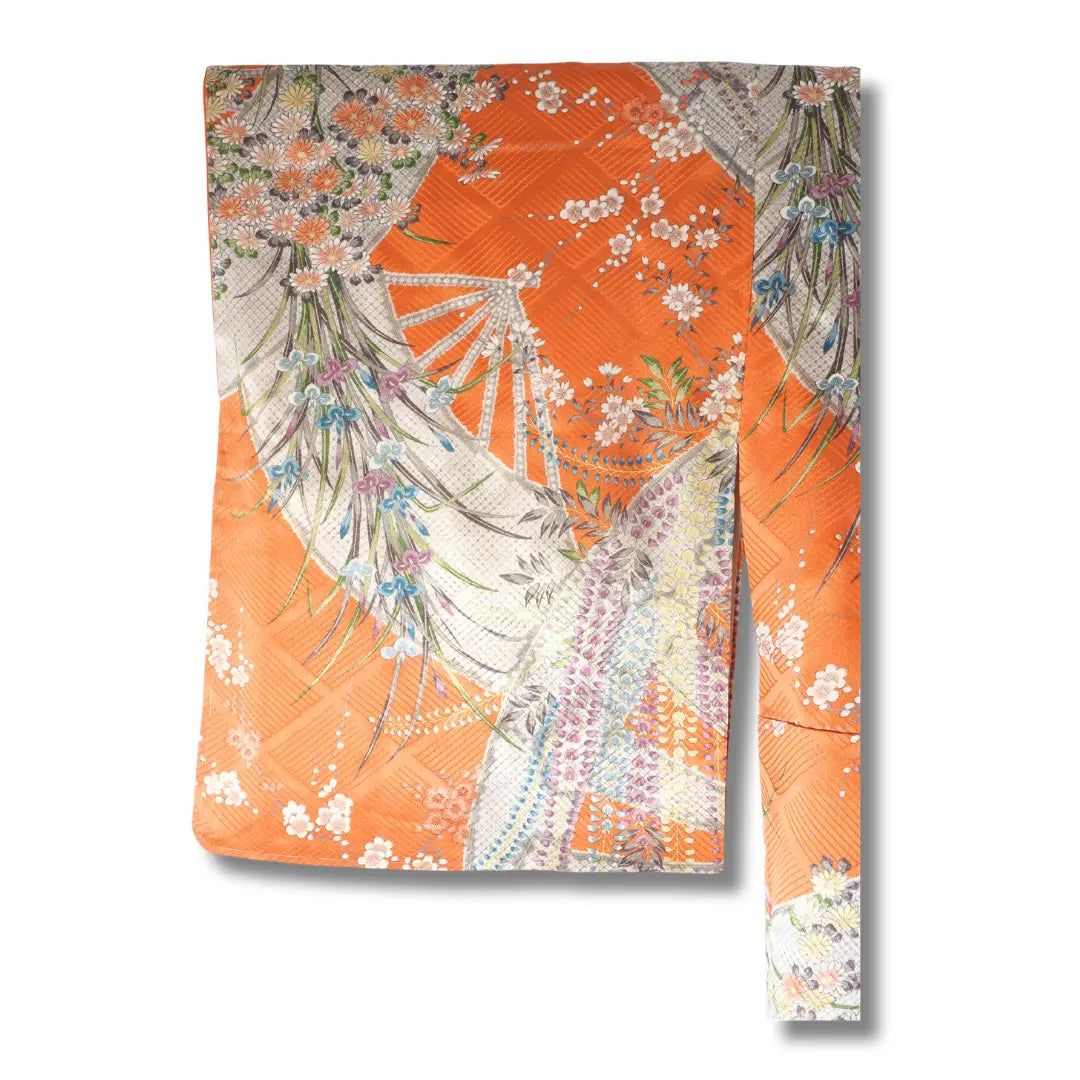 Detailansicht des floralen Musters eines orangefarbenen Komon Kimono