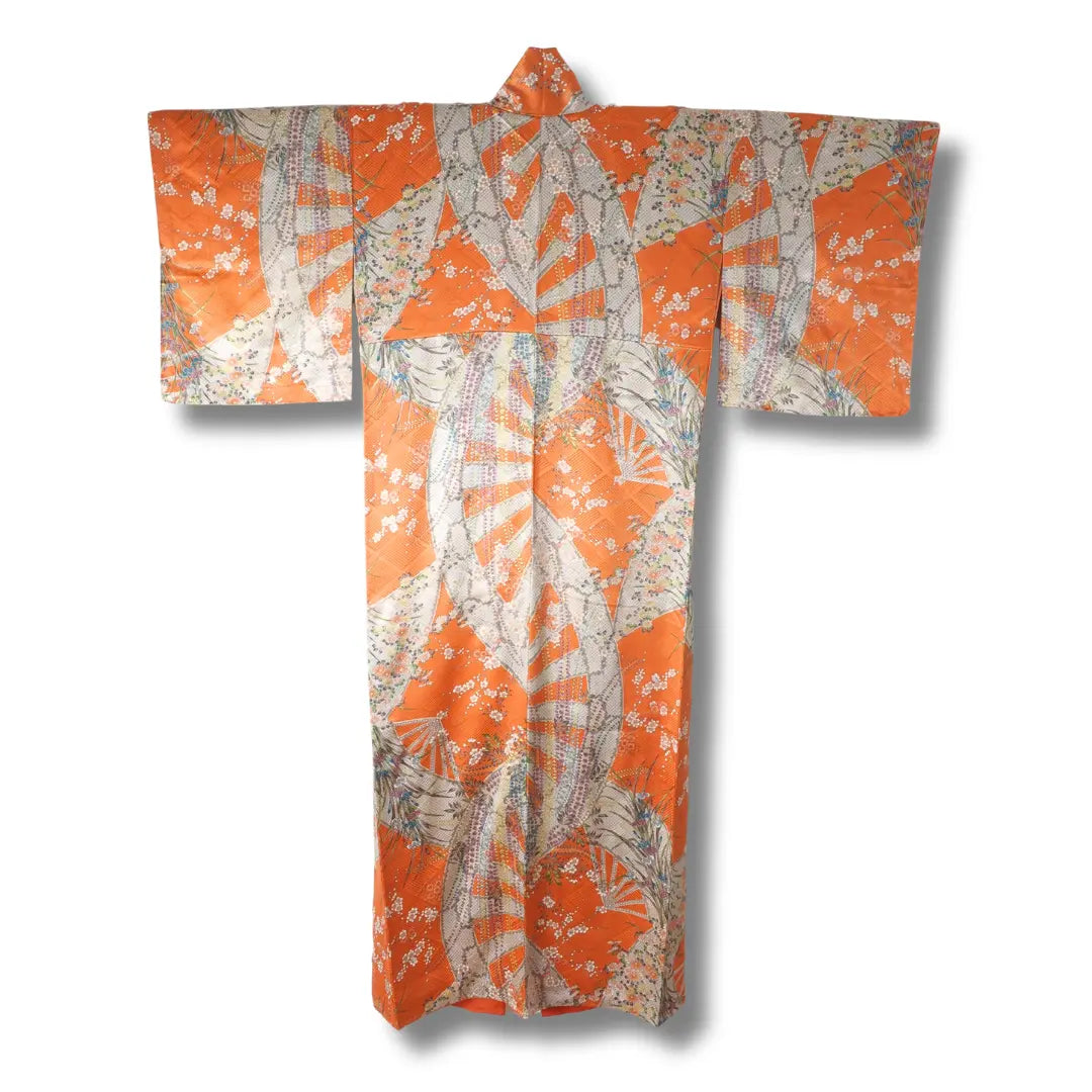 Rückseite eines orangefarbenen Komon Kimono mit Blumenmuster