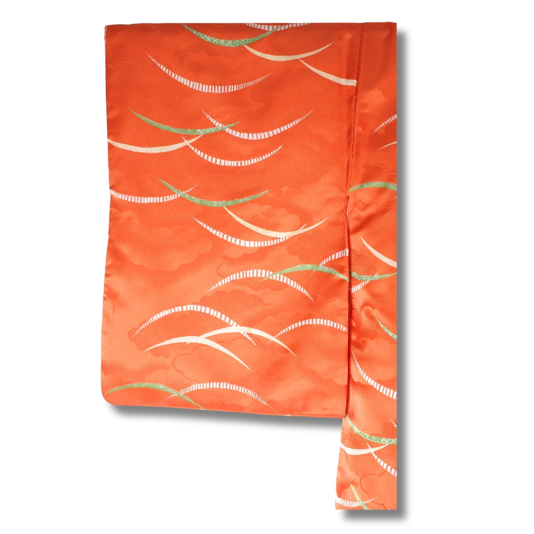 Ärmel eines orangefarbenen Komon Kimono mit Streifenmuster