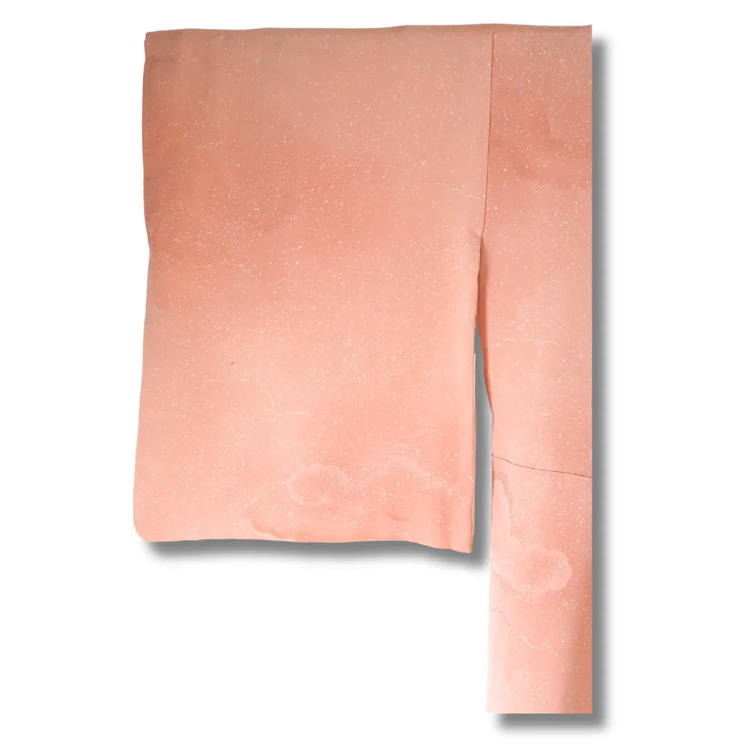 Detailaufnahme Stoff Kimono pfirsich mit zarten Wolken